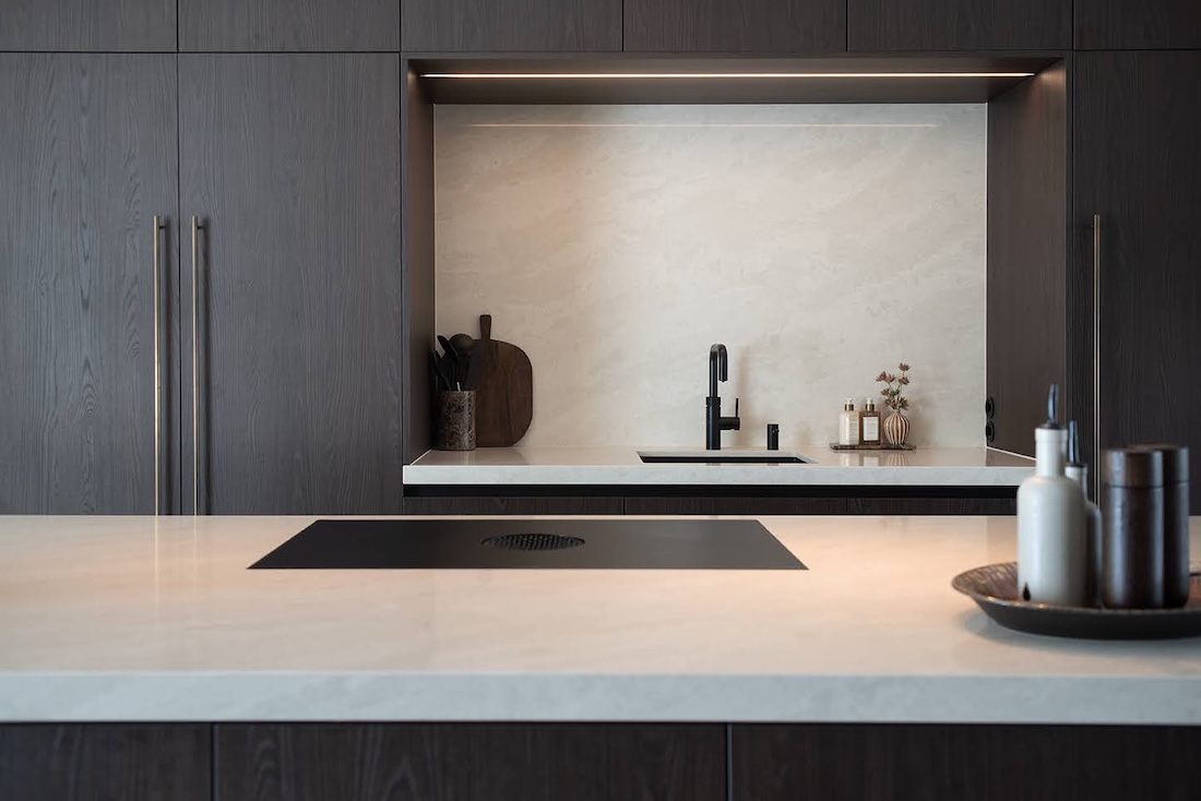 Foto Waarom donker hout zo mooi werkt in een luxe keuken FotoWaarom donker hout zo mooi werkt in een luxe keuken